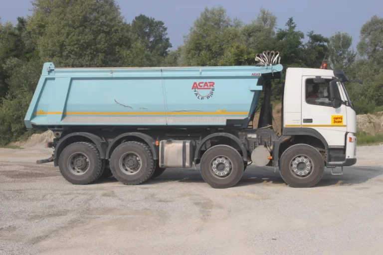 Autocarro Volvo 4 Assi